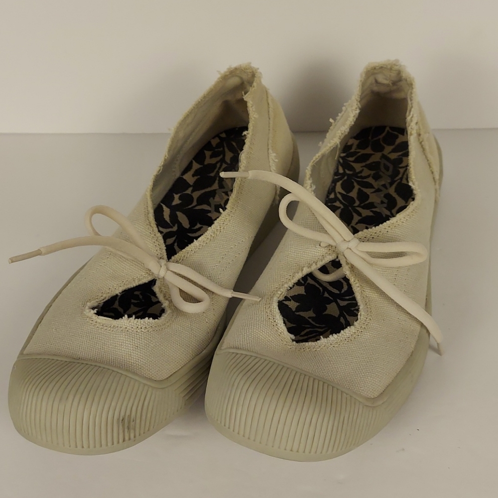 DKNY Canvas Slip On Shoes with Ties in Size 7-8